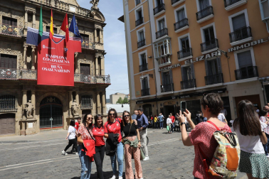 Fotos de los aficionados de Osasuna en las calles del centro de Pamplona el día de la final de la Copa del Rey frente al Real Madrid.