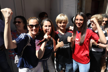 Fotos de los aficionados de Osasuna en las calles del centro de Pamplona el día de la final de la Copa del Rey frente al Real Madrid.