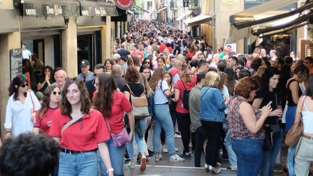 La calle Estafeta, este mediodía.