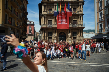 Fotos de los aficionados de Osasuna en las calles del centro de Pamplona el día de la final de la Copa del Rey frente al Real Madrid.