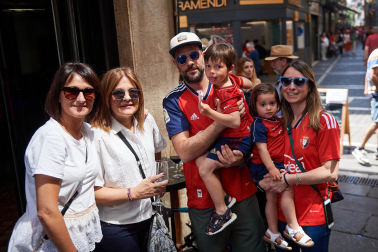 Fotos de los aficionados de Osasuna en las calles del centro de Pamplona el día de la final de la Copa del Rey frente al Real Madrid.