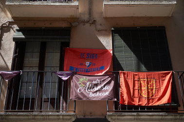 Fotos de los aficionados de Osasuna en las calles del centro de Pamplona el día de la final de la Copa del Rey frente al Real Madrid.