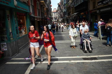 Fotos de los aficionados de Osasuna en las calles del centro de Pamplona el día de la final de la Copa del Rey frente al Real Madrid.