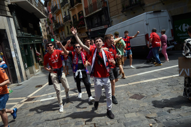 Fotos de los aficionados de Osasuna en las calles del centro de Pamplona el día de la final de la Copa del Rey frente al Real Madrid.
