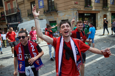 Fotos de los aficionados de Osasuna en las calles del centro de Pamplona el día de la final de la Copa del Rey frente al Real Madrid.