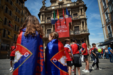 Fotos de los aficionados de Osasuna en las calles del centro de Pamplona el día de la final de la Copa del Rey frente al Real Madrid.