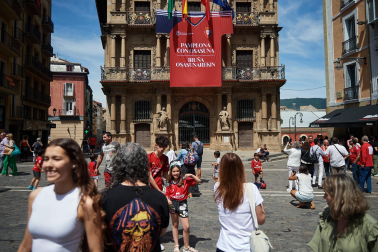 Fotos de los aficionados de Osasuna en las calles del centro de Pamplona el día de la final de la Copa del Rey frente al Real Madrid.