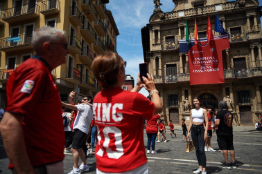 Fotos de los aficionados de Osasuna en las calles del centro de Pamplona el día de la final de la Copa del Rey frente al Real Madrid.
