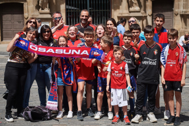 Fotos de los aficionados de Osasuna en las calles del centro de Pamplona el día de la final de la Copa del Rey frente al Real Madrid.