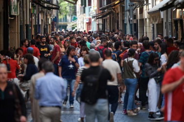 Fotos de los aficionados de Osasuna en las calles del centro de Pamplona el día de la final de la Copa del Rey frente al Real Madrid.
