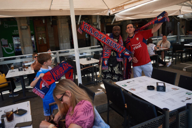 Fotos de los aficionados de Osasuna en las calles del centro de Pamplona el día de la final de la Copa del Rey frente al Real Madrid.