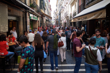 Fotos de los aficionados de Osasuna en las calles del centro de Pamplona el día de la final de la Copa del Rey frente al Real Madrid.
