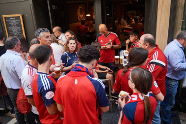 Fotos de los aficionados de Osasuna en las calles del centro de Pamplona el día de la final de la Copa del Rey frente al Real Madrid.