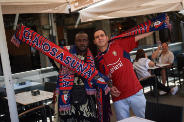 Fotos de los aficionados de Osasuna en las calles del centro de Pamplona el día de la final de la Copa del Rey frente al Real Madrid.