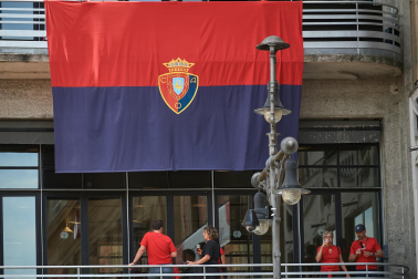 Fotos de los aficionados de Osasuna en las calles del centro de Pamplona el día de la final de la Copa del Rey frente al Real Madrid.