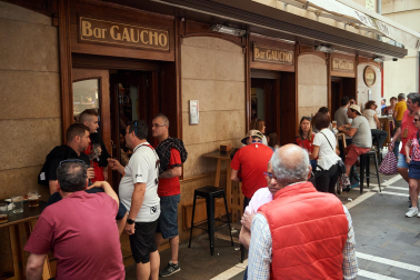 Fotos de los aficionados de Osasuna en las calles del centro de Pamplona el día de la final de la Copa del Rey frente al Real Madrid.