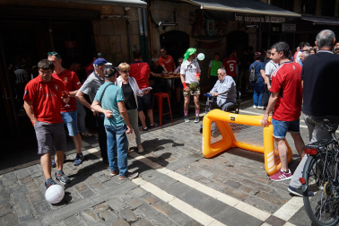 Fotos de los aficionados de Osasuna en las calles del centro de Pamplona el día de la final de la Copa del Rey frente al Real Madrid.