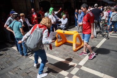 Fotos de los aficionados de Osasuna en las calles del centro de Pamplona el día de la final de la Copa del Rey frente al Real Madrid.
