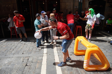 Fotos de los aficionados de Osasuna en las calles del centro de Pamplona el día de la final de la Copa del Rey frente al Real Madrid.