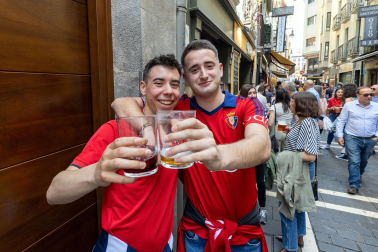 Fotos de los aficionados de Osasuna en las calles del centro de Pamplona el día de la final de la Copa del Rey frente al Real Madrid.