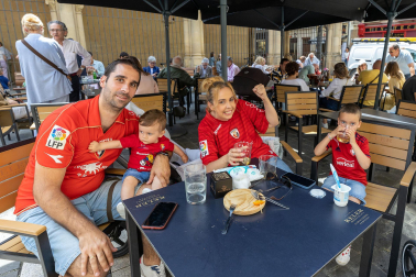 Fotos de los aficionados de Osasuna en las calles del centro de Pamplona el día de la final de la Copa del Rey frente al Real Madrid.