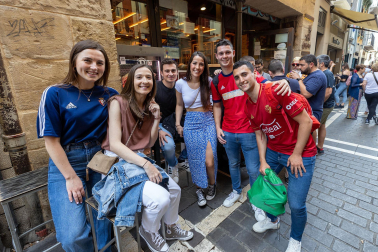 Fotos de los aficionados de Osasuna en las calles del centro de Pamplona el día de la final de la Copa del Rey frente al Real Madrid.