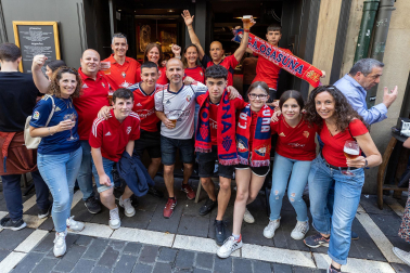 Fotos de los aficionados de Osasuna en las calles del centro de Pamplona el día de la final de la Copa del Rey frente al Real Madrid.