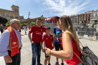 Fotos de los aficionados de Osasuna en las calles del centro de Pamplona el día de la final de la Copa del Rey frente al Real Madrid.