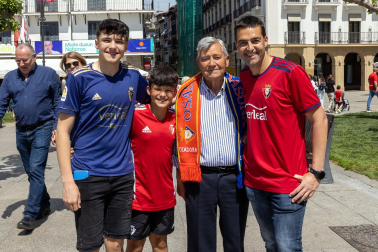 Fotos de los aficionados de Osasuna en las calles del centro de Pamplona el día de la final de la Copa del Rey frente al Real Madrid.