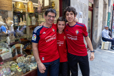 Fotos de los aficionados de Osasuna en las calles del centro de Pamplona el día de la final de la Copa del Rey frente al Real Madrid.