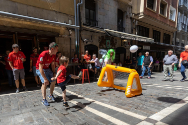Fotos de los aficionados de Osasuna en las calles del centro de Pamplona el día de la final de la Copa del Rey frente al Real Madrid.