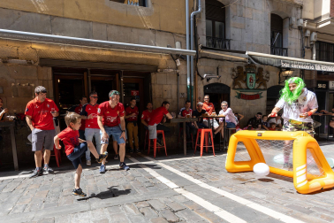 Fotos de los aficionados de Osasuna en las calles del centro de Pamplona el día de la final de la Copa del Rey frente al Real Madrid.