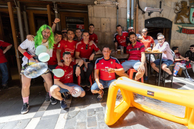 Fotos de los aficionados de Osasuna en las calles del centro de Pamplona el día de la final de la Copa del Rey frente al Real Madrid.