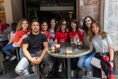 Fotos de los aficionados de Osasuna en las calles del centro de Pamplona el día de la final de la Copa del Rey frente al Real Madrid.