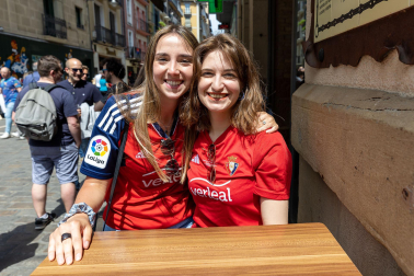 Fotos de los aficionados de Osasuna en las calles del centro de Pamplona el día de la final de la Copa del Rey frente al Real Madrid.