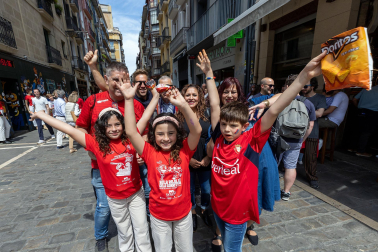 Fotos de los aficionados de Osasuna en las calles del centro de Pamplona el día de la final de la Copa del Rey frente al Real Madrid.