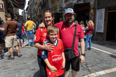 Fotos de los aficionados de Osasuna en las calles del centro de Pamplona el día de la final de la Copa del Rey frente al Real Madrid.
