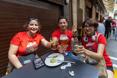 Fotos de los aficionados de Osasuna en las calles del centro de Pamplona el día de la final de la Copa del Rey frente al Real Madrid.