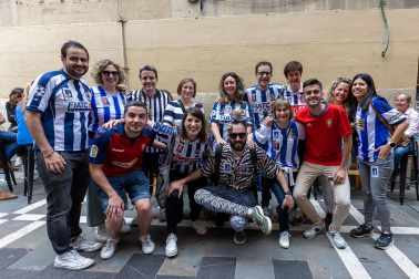 Fotos de los aficionados de Osasuna en las calles del centro de Pamplona el día de la final de la Copa del Rey frente al Real Madrid.