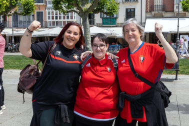 Fotos de los aficionados de Osasuna en las calles del centro de Pamplona el día de la final de la Copa del Rey frente al Real Madrid.