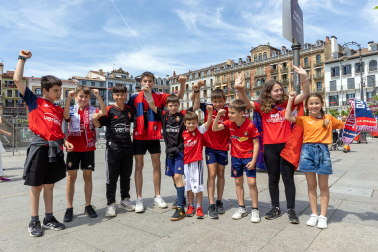 Fotos de los aficionados de Osasuna en las calles del centro de Pamplona el día de la final de la Copa del Rey frente al Real Madrid.