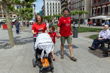 Fotos de los aficionados de Osasuna en las calles del centro de Pamplona el día de la final de la Copa del Rey frente al Real Madrid.