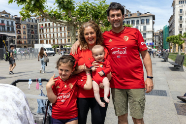 Fotos de los aficionados de Osasuna en las calles del centro de Pamplona el día de la final de la Copa del Rey frente al Real Madrid.