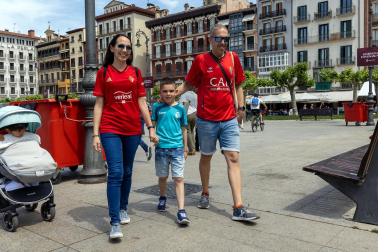 Fotos de los aficionados de Osasuna en las calles del centro de Pamplona el día de la final de la Copa del Rey frente al Real Madrid.