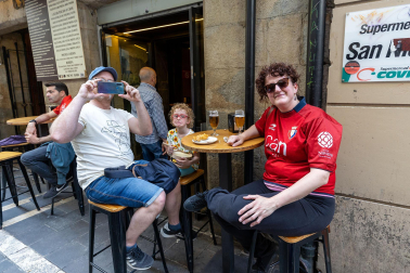 Fotos de los aficionados de Osasuna en las calles del centro de Pamplona el día de la final de la Copa del Rey frente al Real Madrid.
