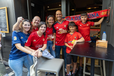 Fotos de los aficionados de Osasuna en las calles del centro de Pamplona el día de la final de la Copa del Rey frente al Real Madrid.