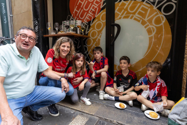 Fotos de los aficionados de Osasuna en las calles del centro de Pamplona el día de la final de la Copa del Rey frente al Real Madrid.