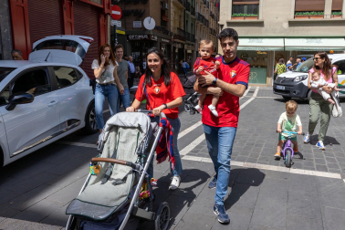 Fotos de los aficionados de Osasuna en las calles del centro de Pamplona el día de la final de la Copa del Rey frente al Real Madrid.