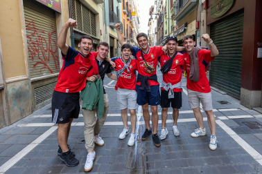 Fotos de los aficionados de Osasuna en las calles del centro de Pamplona el día de la final de la Copa del Rey frente al Real Madrid.