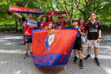 Fotos de los aficionados de Osasuna en las calles del centro de Pamplona el día de la final de la Copa del Rey frente al Real Madrid.